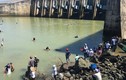 Vì sao hàng trăm người dân mò mẫm ở đập thủy điện Trị An?