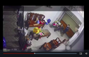 Video: Bỗng dưng xông vào nhà, cướp iPad trên tay bé trai ở TP.HCM
