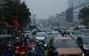 Hà Nội: Nghìn người đội mưa rét len lỏi trên đường ngày đầu đi làm
