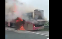 Video: Xe khách giường nằm cháy ngùn ngụt trên cao tốc ở Hà Nội