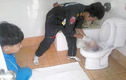 Cô gái vứt con mới đẻ trong nhà vệ sinh ở Bắc Giang khai gì?