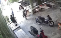 Video: Người đàn ông bất ngờ bị nhóm người tung cước đá gục tại chỗ