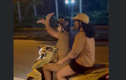 Xử phạt cô gái đi xe máy bỏ 2 tay múa quạt kiểu “Khá Bảnh“
