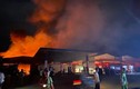 Cháy lớn trong đêm tại một nhà xưởng gần cây xăng ở Hà Nội
