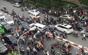 Hà Nội: Xe bán tải lao qua rào phân cách húc trúng ô tô BMW