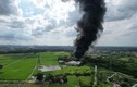 Hà Nội: Cháy kho xưởng hoá dầu, cột khói đen cao hàng trăm mét