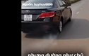 Hài hước ôtô bị thủng lốp bốc khói vẫn chạy trên đường
