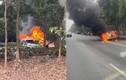 Hà Nội: Xe Santa Fe bốc cháy dữ dội trên Đại lộ Thăng Long