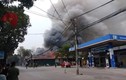 Hà Nội: Cháy nhà kho rộng hàng trăm mét vuông cạnh cây xăng