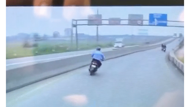 Ôm cua tốc độ cao, người đi xe máy tông trúng dải phân cách