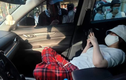 Nữ tài xế cố thủ trong xe sau vượt đèn đỏ: Muôn chiêu chống đối