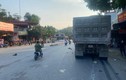 Xe máy va chạm ô tô đầu kéo, 3 người thương vong ở Lào Cai