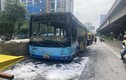 Hà Nội: Xe buýt cháy trơ khung tại đường dẫn lên Vành đai 3 trên cao
