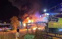 Hà Nội: Xe buýt bốc cháy ngùn ngụt tại trạm xăng trong đêm