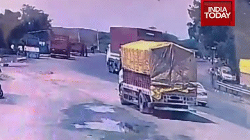 Xe container tông trúng ô tô trên cao tốc, 10 người tử vong