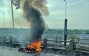 Xe máy bất ngờ bốc cháy ngùn ngụt, trơ khung trên cầu Vĩnh Tuy