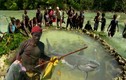 Cách bắt cá chứa nhiều rủi ro, nguy hiểm của một bộ lạc 