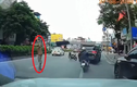 Hà Nội: Xác minh người đàn ông phi dao vào kính sau xe Land Cruiser