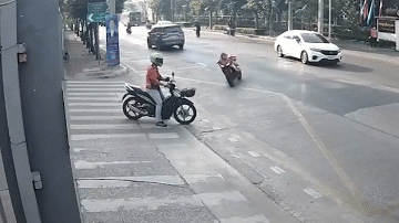 Vượt ô tô, tài xế văng khỏi xe máy rồi tông trúng người đàn ông