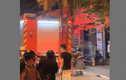 Nghi bị chập điện, một nhà dân trên phố Hà Nội bốc cháy 