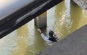 Giải cứu nam thanh niên ngã từ cầu Long Biên xuống sông Hồng