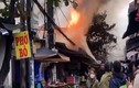 Cảnh sát phá tường, phun vòi rồng chữa cháy ngôi nhà ở Hà Nội