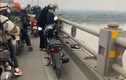 Nam thanh niên bỏ lại xe máy, ví tiền nghi nhảy cầu Thanh Trì