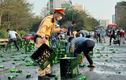 Hà Nội: Xe đầu kéo gặp sự cố, hàng trăm chai bia rơi xuống đường