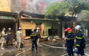 Hà Nội: Đục cửa cứu tài sản trong vụ cháy lan 4 ki ốt 