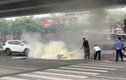 Hà Nội: Xe máy bốc cháy dữ dội sau va chạm với ô tô