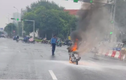 Xe máy bất ngờ bốc cháy dữ dội trên phố Hà Nội
