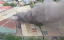 Cháy kho xưởng trên phố Hà Nội, cột khói bốc cao nghi ngút
