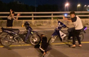 Hà Nội: Xử lý 3 nam thanh niên dừng xe giữa đường chụp ảnh 