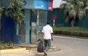 Người đàn ông bịt mặt, cầm dao cướp ngân hàng ở Hà Nội