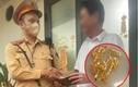 CSGT trao trả người dân 5 chỉ vàng đánh rơi trên đường