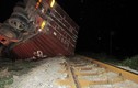 Container lật ngửa “ăn vạ” giữa đường sắt, giao thông tê liệt