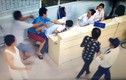 Bệnh nhân nhảy khỏi cáng cấp cứu lao vào đánh bác sĩ