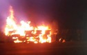 “Dân chơi” đánh võng khiến xe container lật, cháy ngùn ngụt