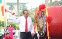 Phó Thủ tướng đội mũ bảo hiểm cho học sinh trong lễ khai giảng
