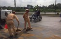 Quảng Ninh: CSGT “đội nắng” lấp vết dầu, tránh nhiều phương tiện trượt ngã 