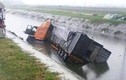 Hải Dương: Container cuốn xe máy lao xuống mương, 2 người chết