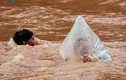 Điện Biên: Vì sao học sinh Huổi Hạ phải chui túi nilon qua suối?