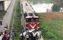 Ô tô bị tàu hỏa đâm khi vượt đường sắt ở Hải Dương, 5 người cấp cứu