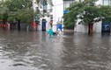 Bão số 2: Đường phố Hải Phòng ngập sâu, CSGT lội nước làm nhiệm vụ 