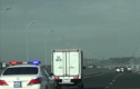 Video: Hai xe tải không nhường đường cho CSGT dẫn đoàn