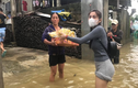 Lũ lụt miền Trung: Nước lũ trôi đi, tình người ở lại!