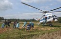 Trực thăng bay tiếp tế lương thực cho nhân dân vùng lũ Quảng Trị
