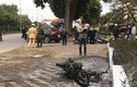Bị CSGT dừng xe xử phạt, nam thanh niên đốt xe mô tô