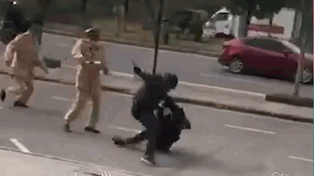 Video: Vi phạm giao thông còn dùng côn nhị khúc tấn công CSGT