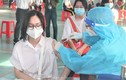Học sinh Bình Dương được tiêm vắc xin, mong sớm đến trường